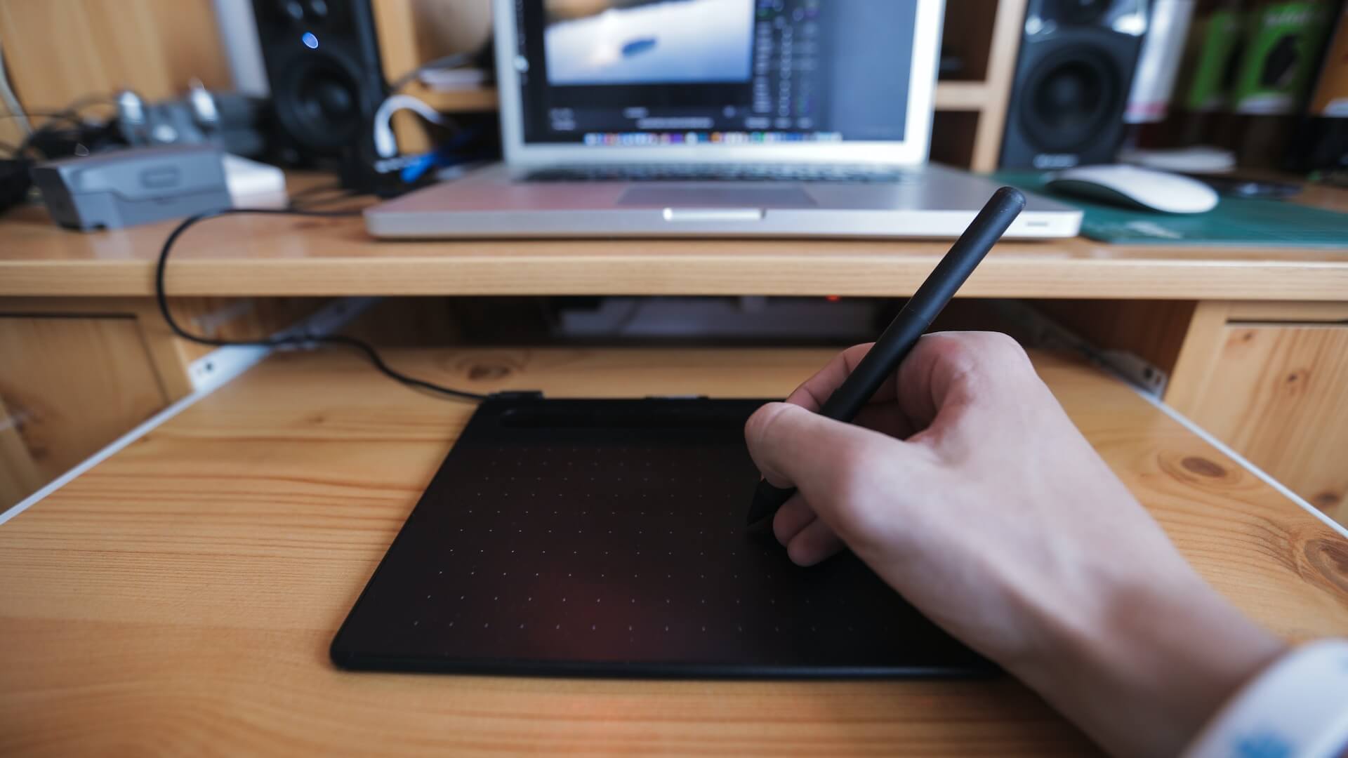 Umělec používající tablet Wacom pro digitální ilustrace.